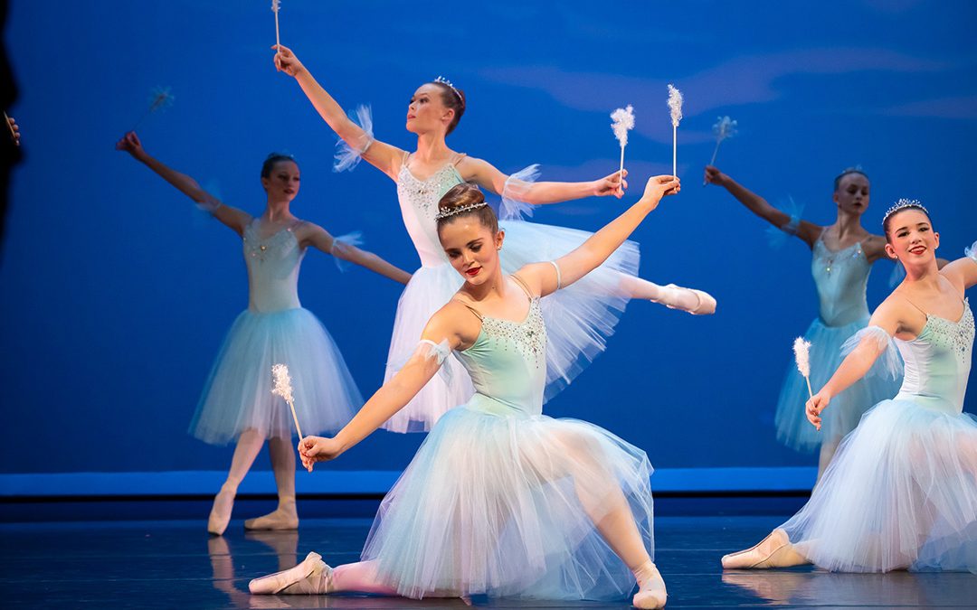 Ballet dancers on stage representing summer ballet intensive in 2022